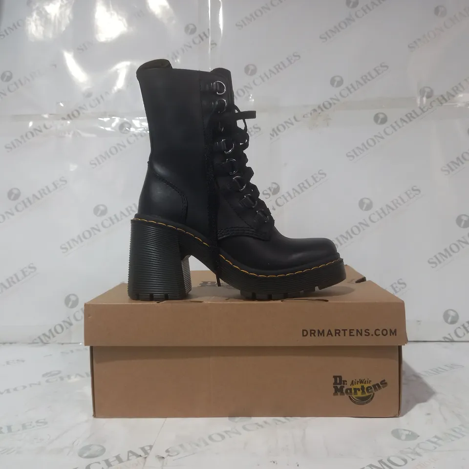 BOXED PAIR OF DR MARTENS CHESNEY BOOTS IN BLACK UK SIZE 4