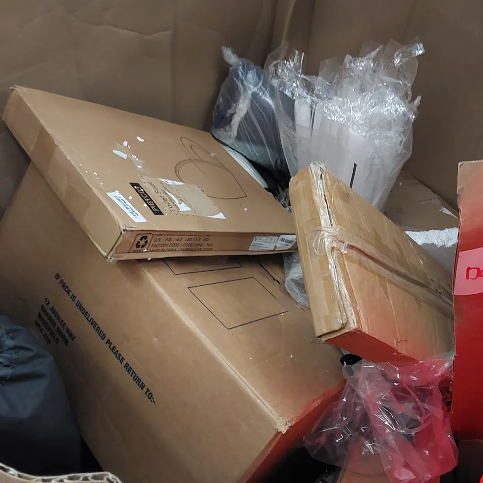 PALLET OF ASSORTED ITEMS INCLUDING: PELONIS CERAMIC HEATER, KING SIZE MATTRESS TOPPER, CUSHIONS, PIZZA SHOVEL