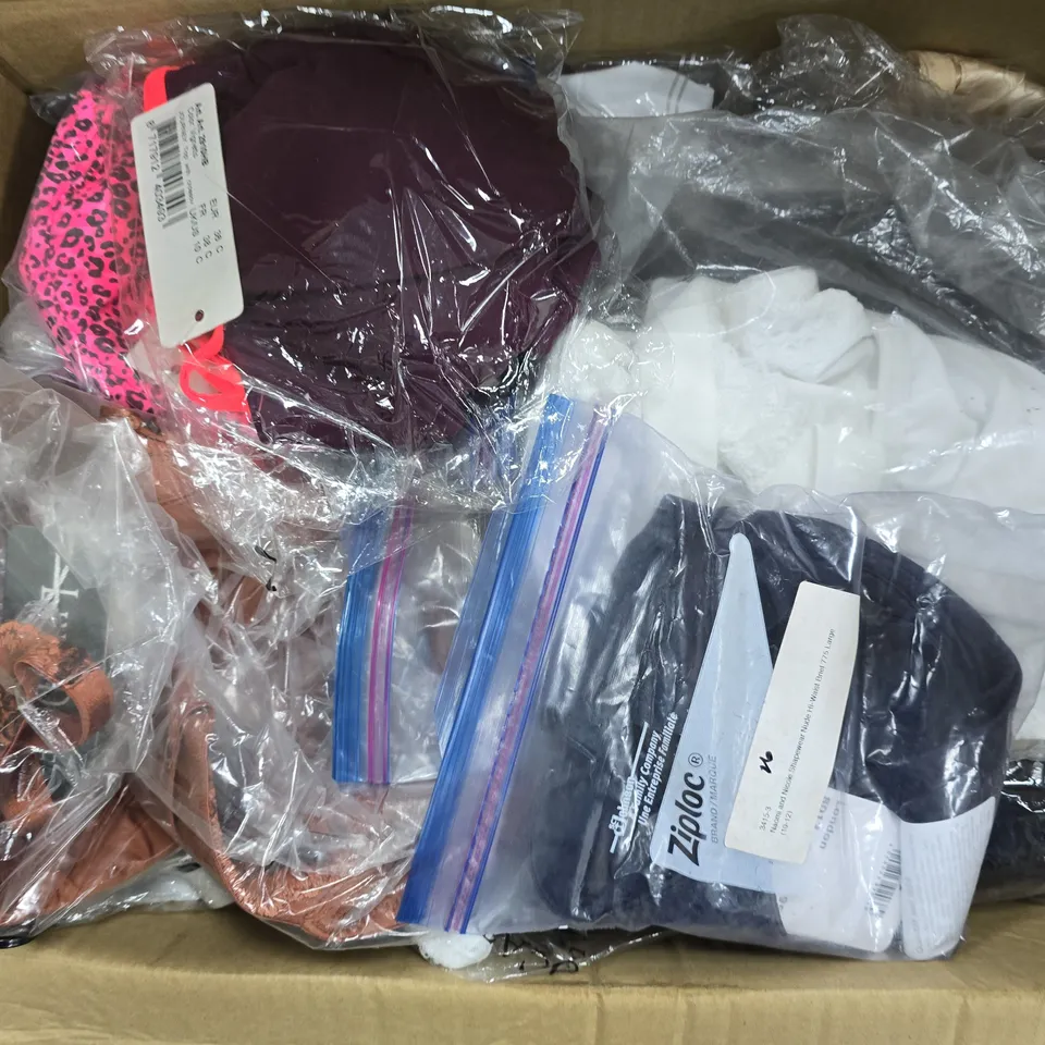 APPROXIMATELY 20 ASSORTED CLOTHING ITEMS IN VARIOUS COLOURS, SIZES, AND STYLES TO INCLUDE BRANDS SUCH AS BODYWRAP ROSCH, LINGADORE BEACH, SUSA, ETC