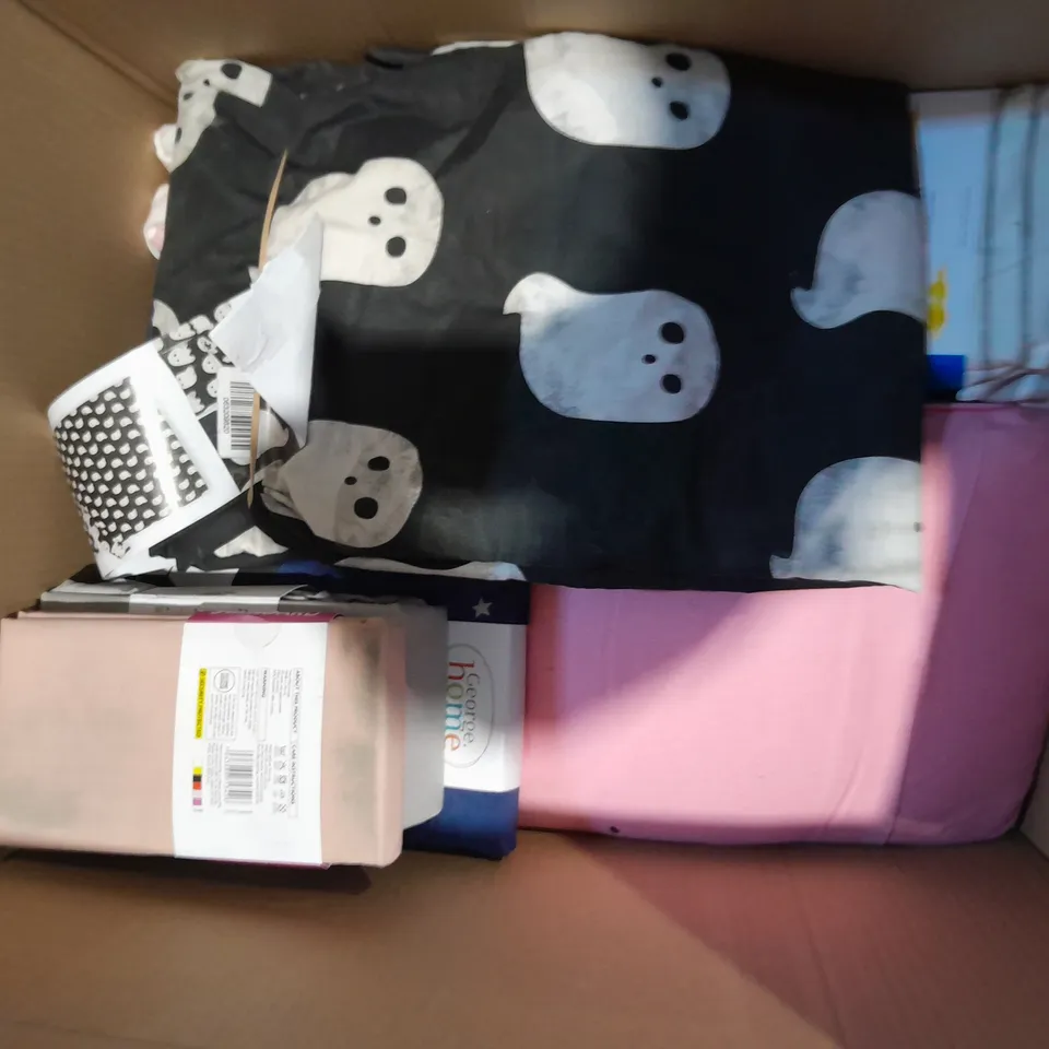 BOX OF APPROXIMATELY 10 ASSORTED BEDDING AND SOFT FURNISHING ITEMS TO INCLUDE - THROW PILLOWS - DUVET SETS - FITTED SHEET ETC. 