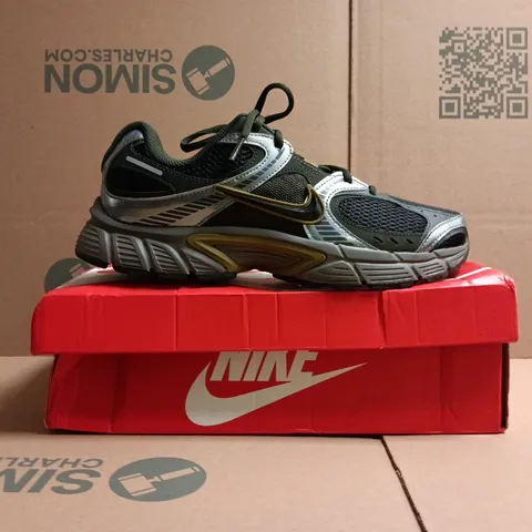 BOXED PAIR OF NIKE V5 RNR TRAINERS IN BLACK/OLIVE/ SILVER SIZE UK 9