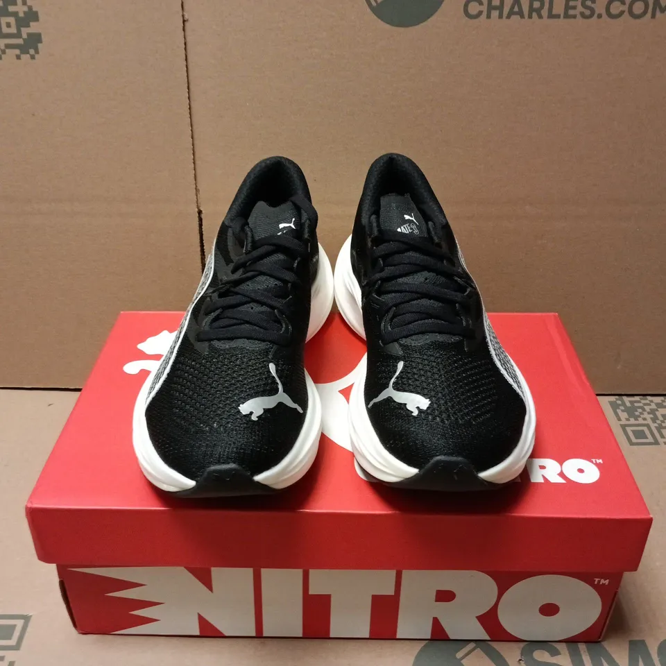 BOXED PAIR OF PUMA DEVIATE NITRO WOMENS TRAINERS IN BLACK/WHITE - UK 5