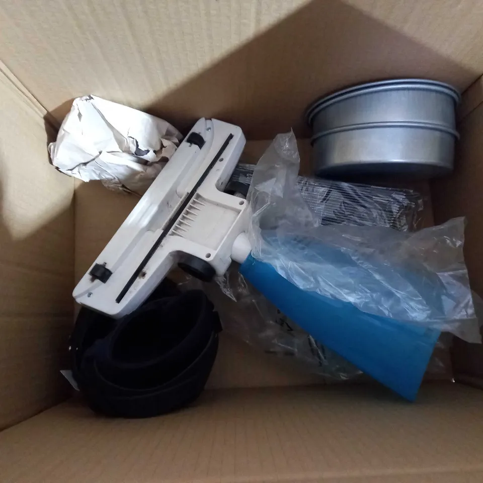 BOX OF APPROX 10 HOUSEHOLD ITEMS