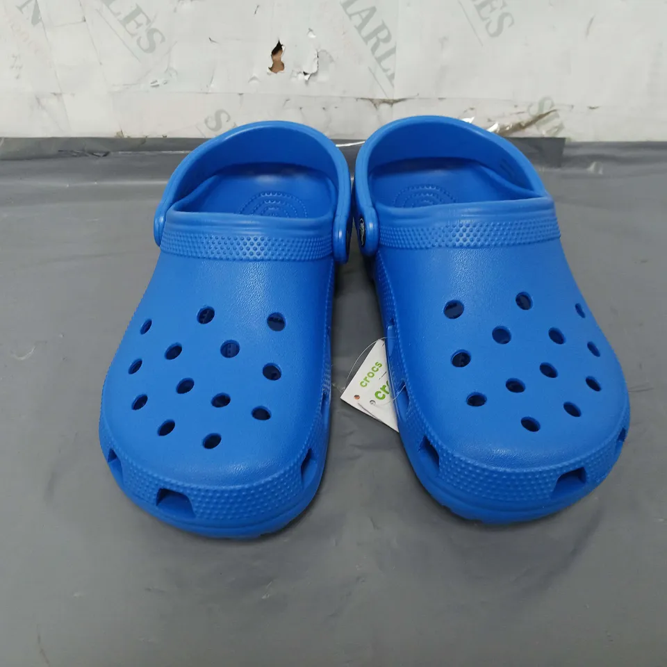 CLASSIC UNISEX CROCS IN BLUE SIZE M-5 F-7