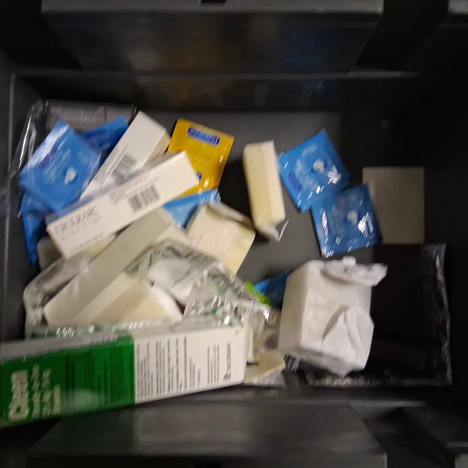 APPROXIMATELY 20 ASSORTED HEALTH AND BEAUTY PRODUCTS TO INCLUDE; HERBATINT, SUDOCREM, KARSEEL AND AUNT JACKIES