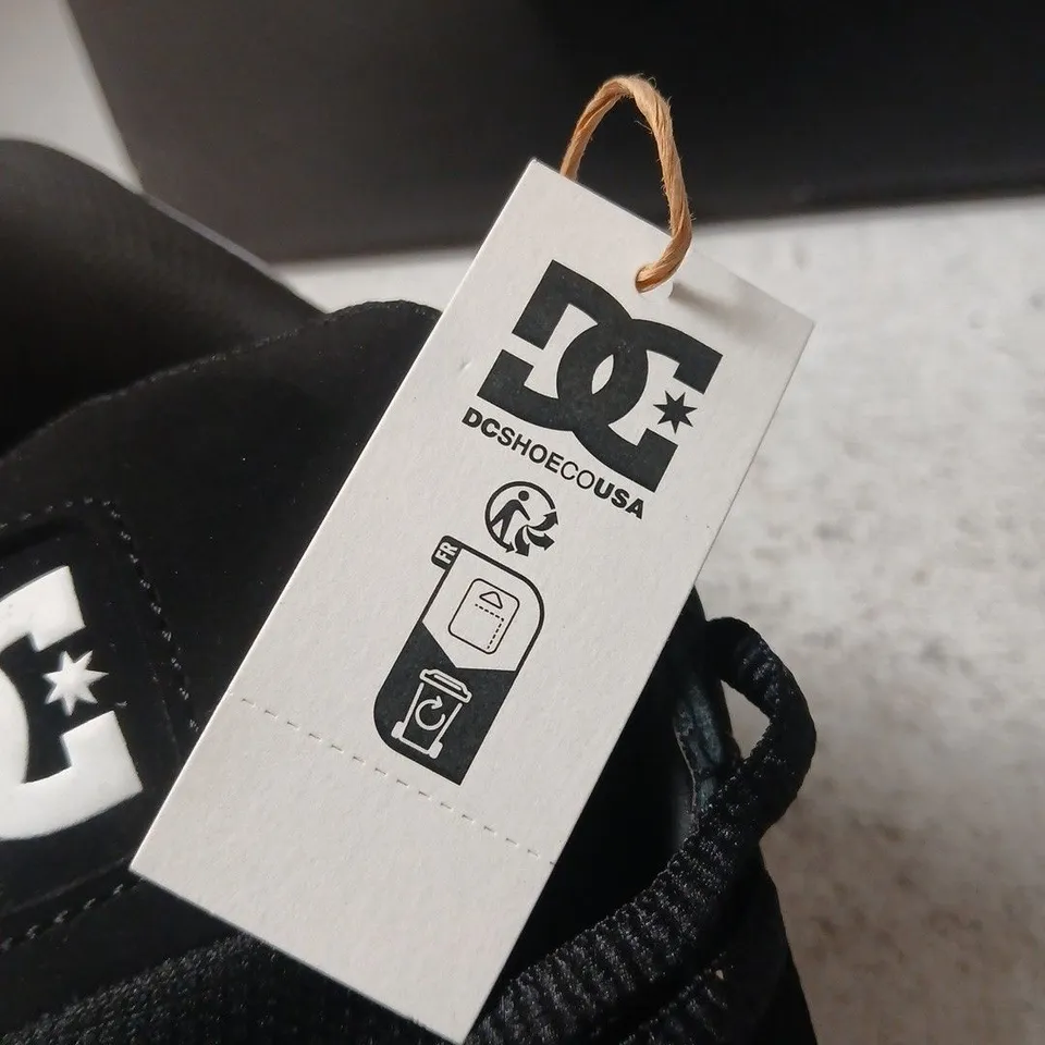 BOXED DC SHOES BLACK/WHITE SNEAKERS – UK 9 (US 10, EU 43)
