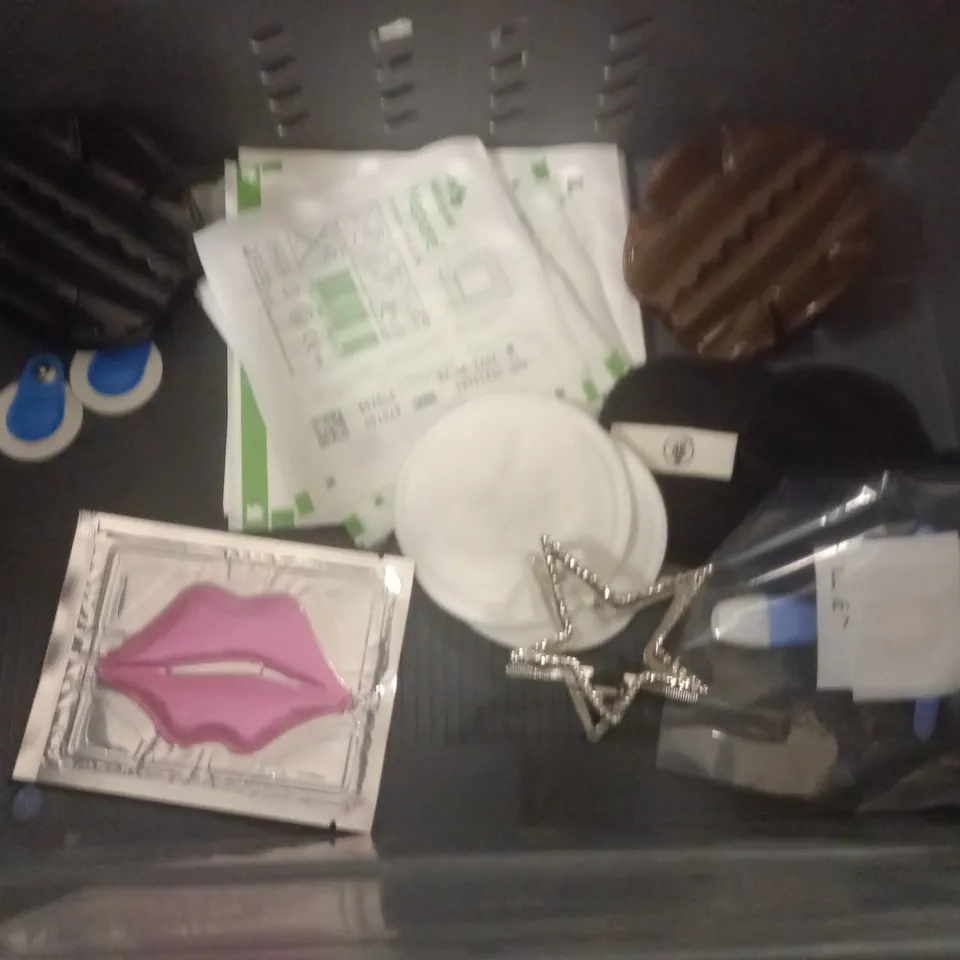 LOT OF APPROXIMATELY 25 ASSORTED HEALTH AND BEAUTY ITEMS TO INCLUDE KINHOME WIPES. DAILY CARE SHEET MASKS AND HAIR CLIPS