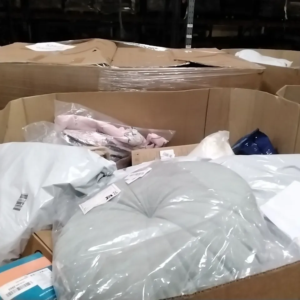 PALLET CONTAINING ASSORTED PILLOWS 