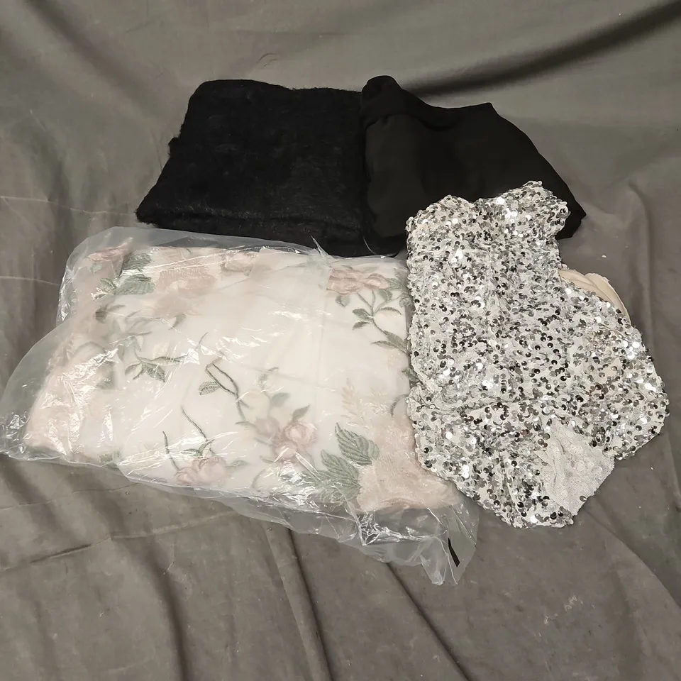 APPROXIMATELY 20 ASSORTED CLOTHING ITEMS IN VARIOUS STYLES AND SIZES 