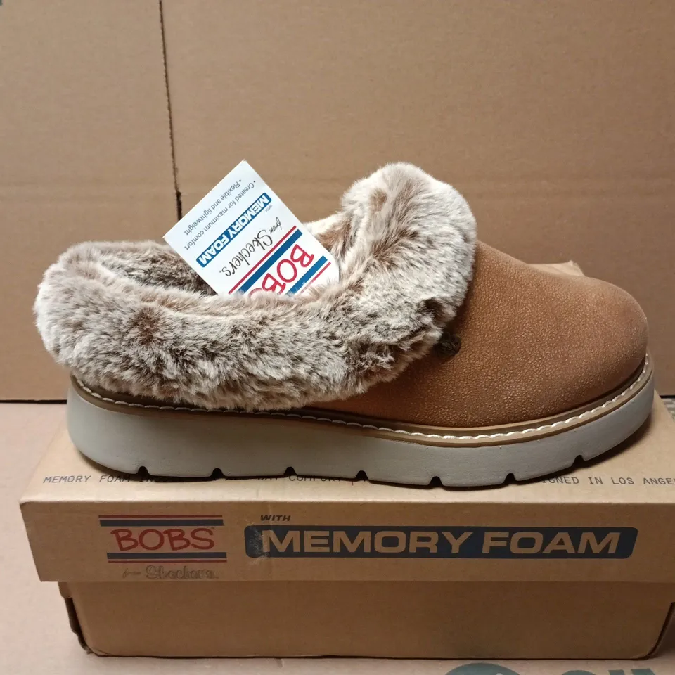 BOXED PAIR OF SKECHERS WOMEN'S KEEPSAKES LITE COZY BLEND SLIPPERS - UK 5