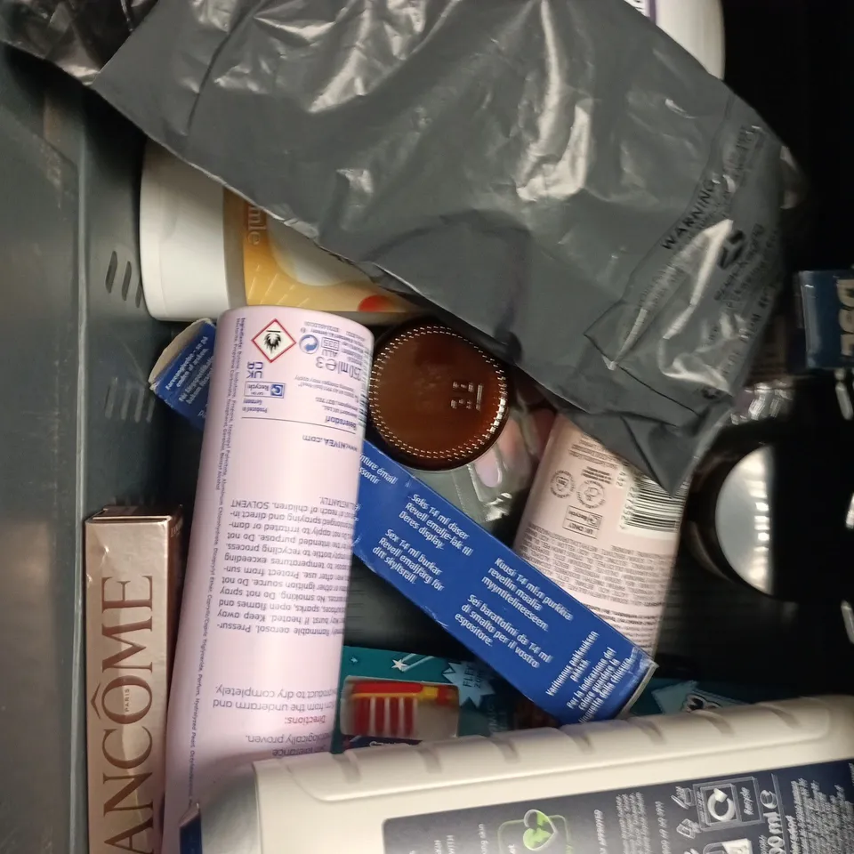 APPROXIMATELY 15 ASSORTED HEALTH & BEAUTY PRODUCTS TO INCLUDE REPAIR TOOTHPASTE, MATRIX SHAMPOO, LIQUID BLUSH ETC 