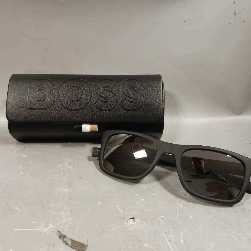 BOSS 1569 SQUARE SUNGLASSES IN BLACK
