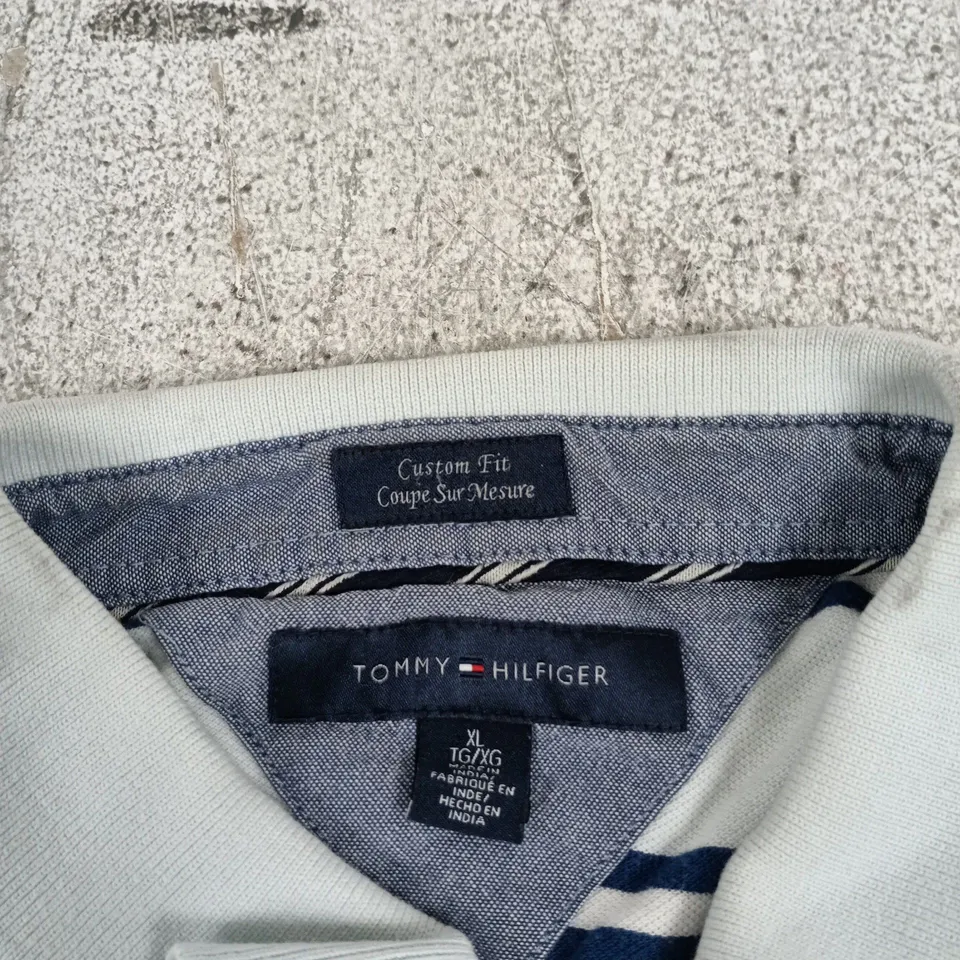 TOMMY HILFIGER CUSTOM FIT POLO SHIRT – WHITE WITH NAVY STRIPES, UK XL (US XL)