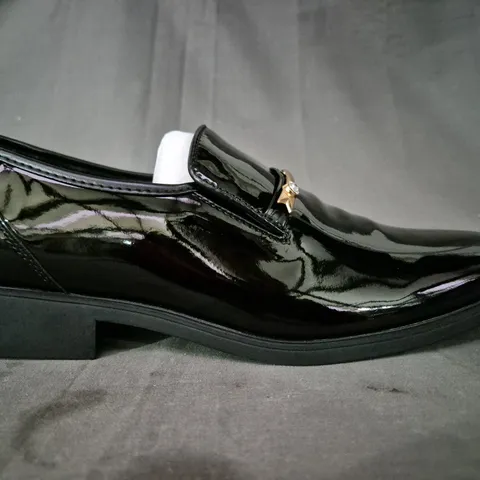 BOXED PAIR OF UNBRANDED LOAFERS IN GLOSSY BLACK W. GOLD & JEWEL EFFECT DETAIL EU SIZE 43