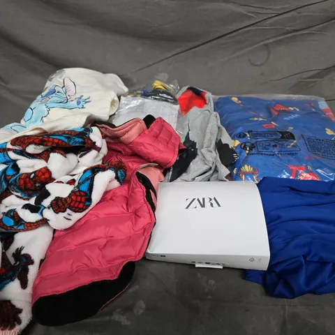 BOX OF APPROXIMATELY 25 ASSORTED KIDS CLOTHING ITEMS 
