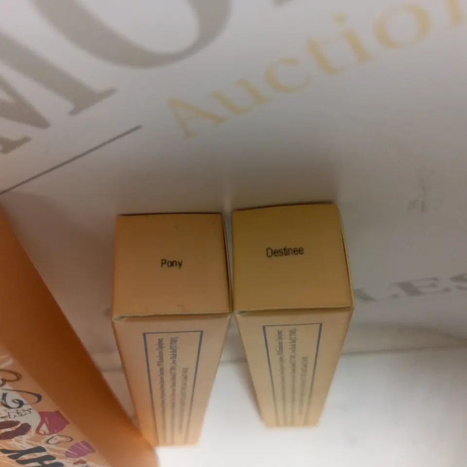 LOT OF APPROX 7 MAKEUP ITEMS TO INCLUDE GLOSSIER LIPGLOSS , TYNT LIQUID LINER , EYELASHES , ETC