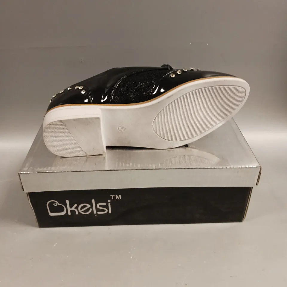 BOXED PAIR OF KELSI LACED SEQUINED SHOES IN BLACK - 4