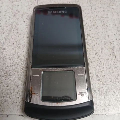 SAMSUNG FLIP-STYLE MOBILE PHONE (OLDER MODEL) β WITHOUT VISIBLE ACCESSORIES