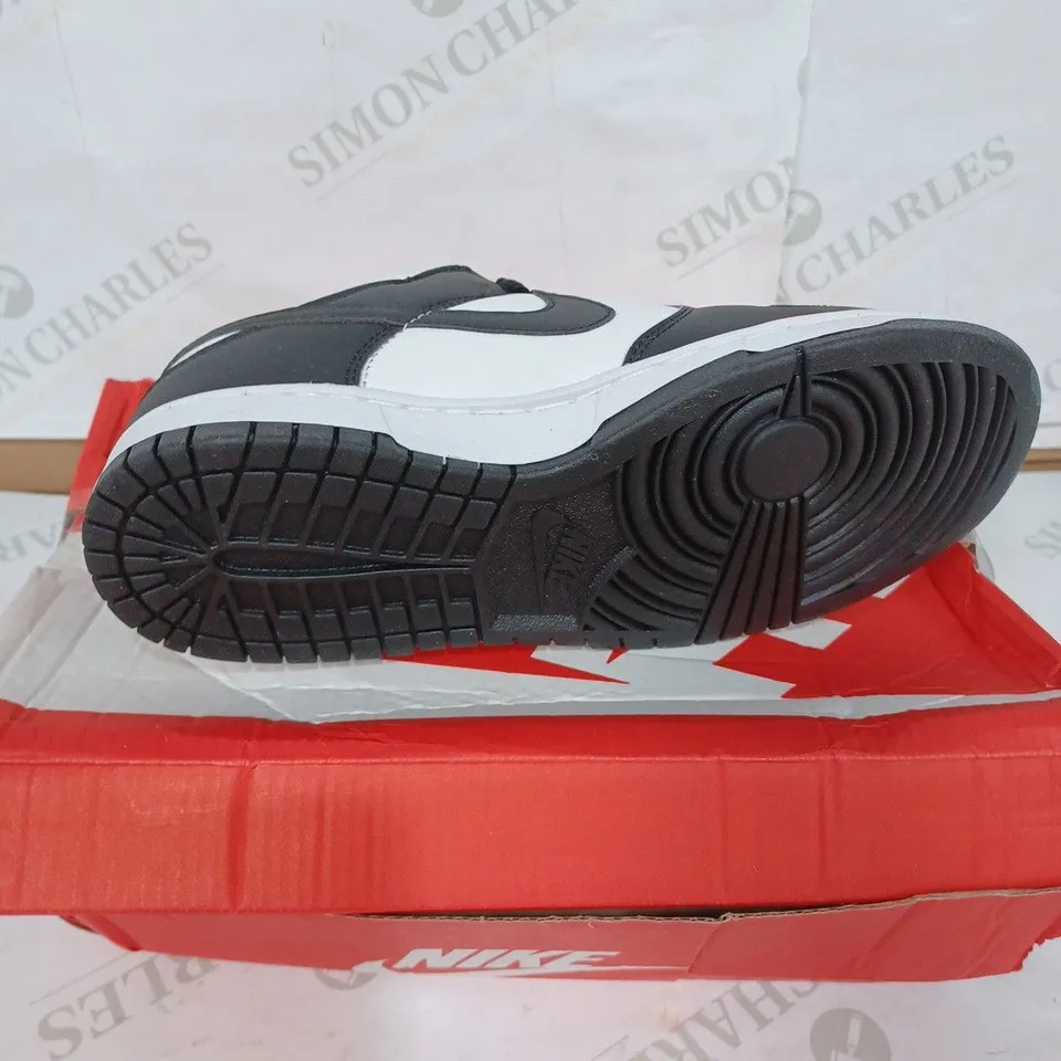 BOXED PAIR OF NIKE SB DUNK LOW PRO QS TRAINERS - BLACK & WHITE / SIZE: 6 UK 
