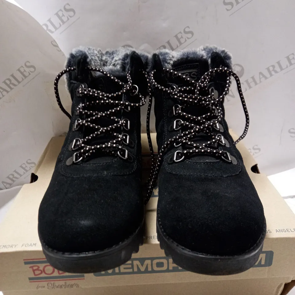 SKETCHERS MOUNT SEUDE HIKING BOOTS SIZE 6