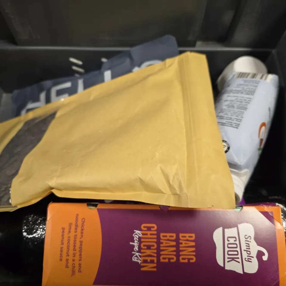 APPROXIMATELY 8 ASSORTED FOOD & DRINK ITEMS TO INCLUDE - MINI EGGS , LUCHOS ENERGY BLOCKS  , VIVO LIFE CREATINE MONOHYDRATE ETC
