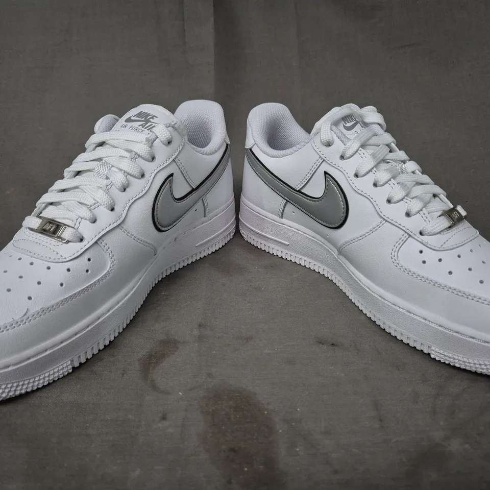 BOXED PAIR OF NIKE WOMEN'S AIR FORCE 1 '07 ESS SHOES IN WHITE/METALLIC SILVER UK SIZE 5.5