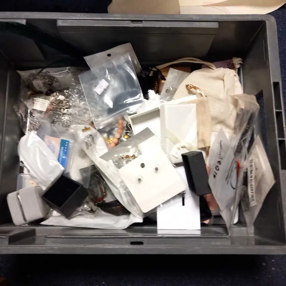 LARGE QUANTITY OF ASSORTED JEWELLERY AND ACCESSORIES