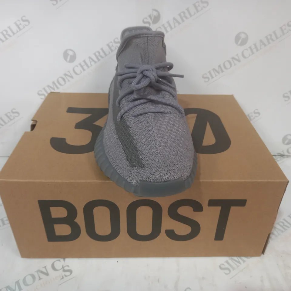 BOXED PAIR OF ADIDAS YEEZY BOOST 350 V2 SHOES IN GREY UK SIZE 10.5