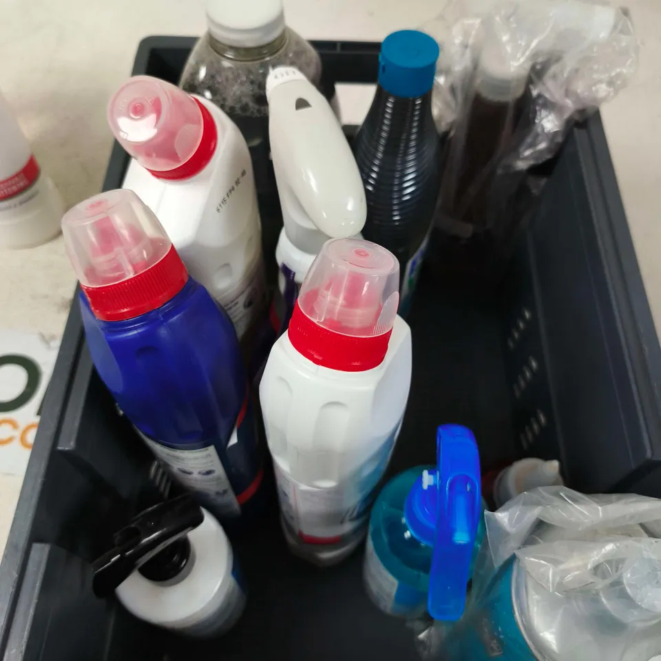 APPROXIMATELY 10 ASSORTED HOUSEHOLD PRODUCTS TO INCLUDE DOMESTOS BLEACH, METHOD REFILL, AIR FRESHENER ETC