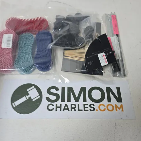 APPROXIMATELY 10 ASSORTED HOUSEHOLD ITEMS TO INCLUDE LAUNDRY BRUSHES, CAKE ACCESSORIES, METAL BRACKET, ETC