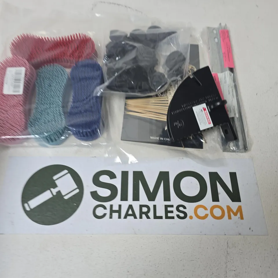 APPROXIMATELY 10 ASSORTED HOUSEHOLD ITEMS TO INCLUDE LAUNDRY BRUSHES, CAKE ACCESSORIES, METAL BRACKET, ETC