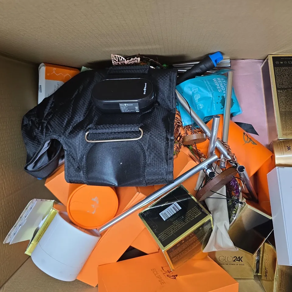 BOX OF APPROX 30 ASSORTED ITEMS TO INCLUDE COLOURFUL CHANDELIER, SALT LAMP, ETC