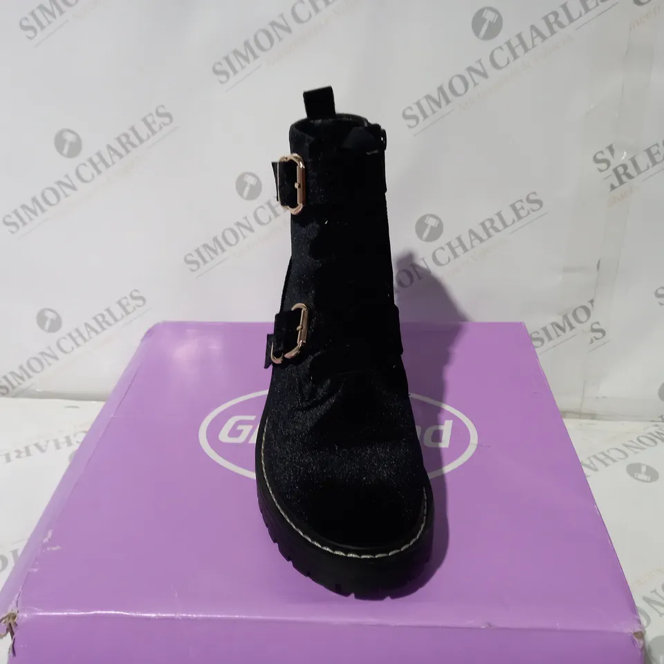 GRACELAMD BLACK VELEVT LACE UP BOOTS SIZE 4