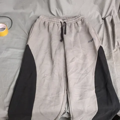 BOX OF APPROXIMATELY 20 ASSORTED ITEMS TO INCLUDE: MAN JOGGING BOTTOMS 