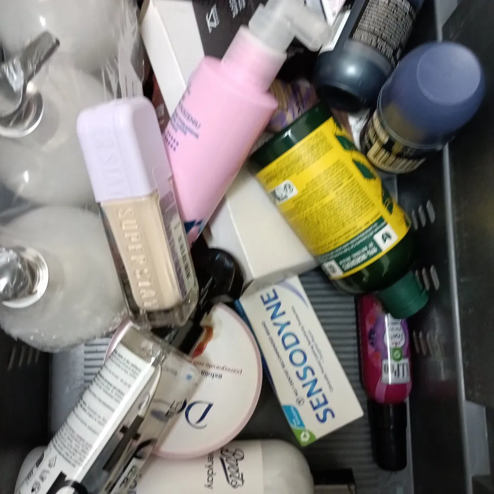 APPROXIMATEY 20 ASSORTED HEALTH AND BEAUTY PRODUCTS TO INCLUDE - AVEENO CALM AND RESTORE NIGHT CREAM - ORAL-B TWIN PACK TOOTHPASTE AND L'OREAL ELVIVE FRIZZ KILLER SERUM
