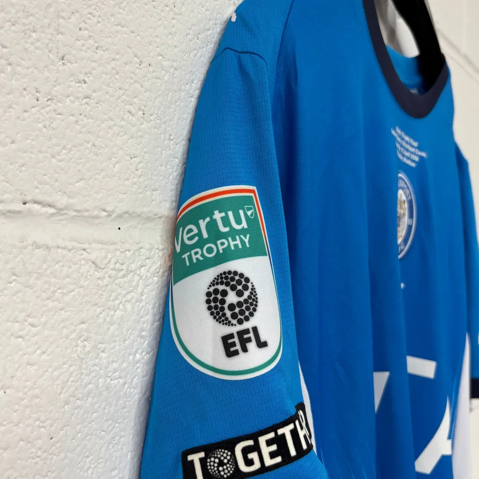 STOCKPORT COUNTY F.C VERTU TROPHY FINALS MATCH WORN HOME SHIRT IN BLUE/WHITE - EU M / LOUIE BARRY #20