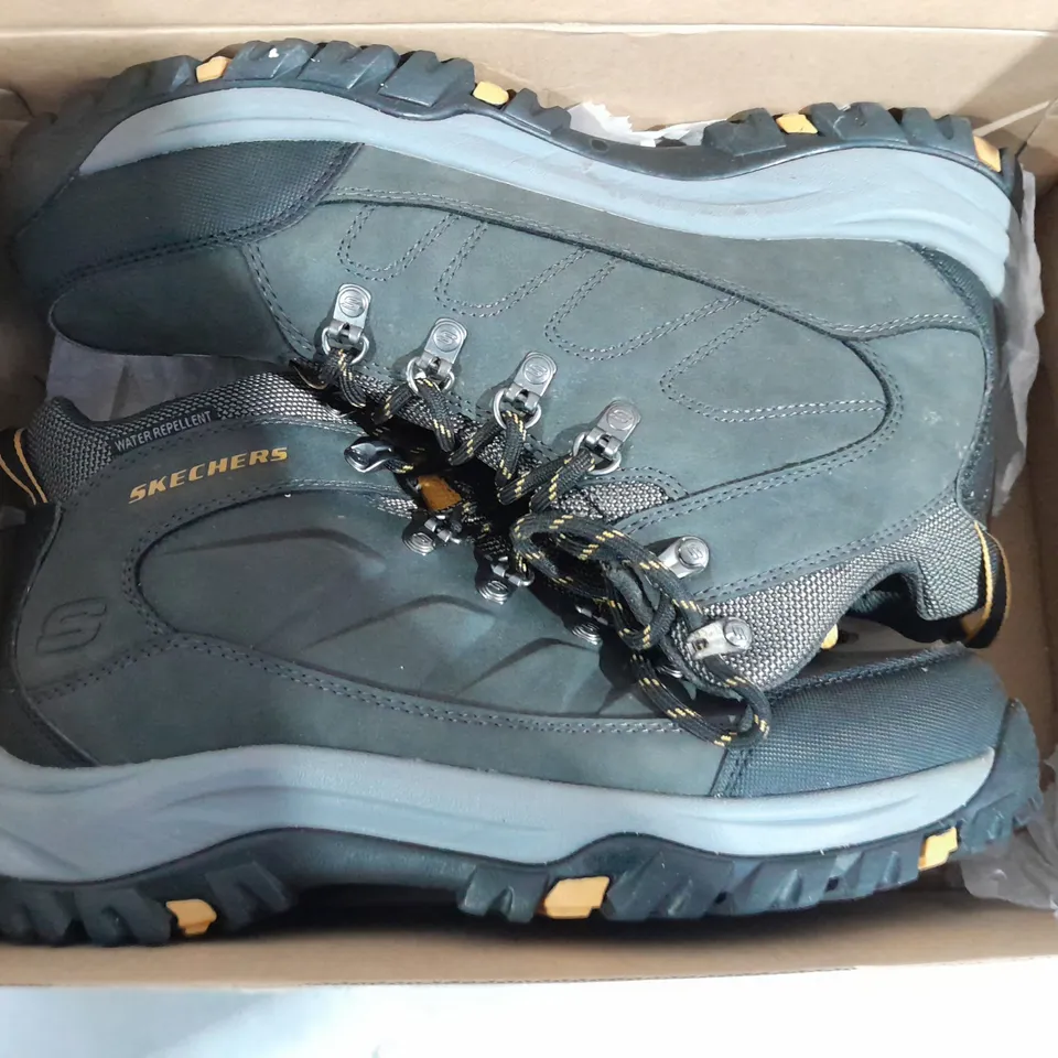 SKECHERS HIKING BOOTS SIZE 9