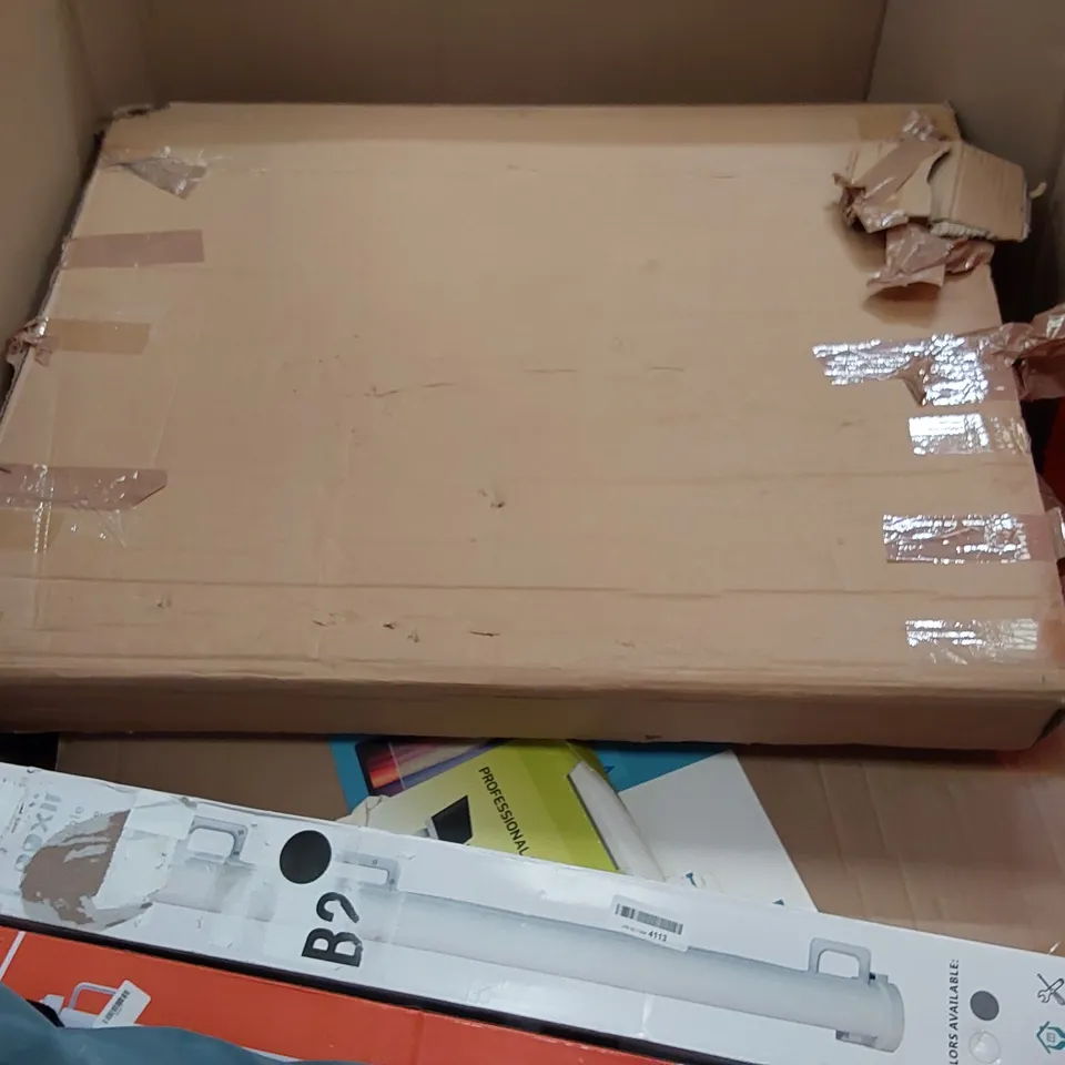 PALLET OF ASSORTED ITEMS INCLUDING: POSENPRO DRYWALL SANDER, SNOOZEL GREEN PILLOW, PORTABLE PET CRATE, RETRACTABLE SAFETY GATE, TOILET SEAT