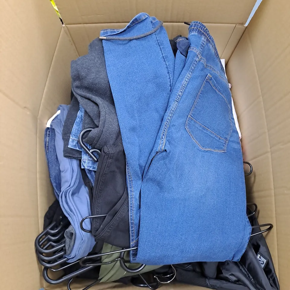 LARGE BOX OF APPROXIMATELY 25 ASSORTED CLOTHING ITEMS 