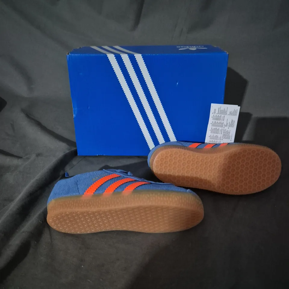 BOXED PAIR OF ADIDAS GAZELLE BLUE/ORANGE SIZE UK 9K