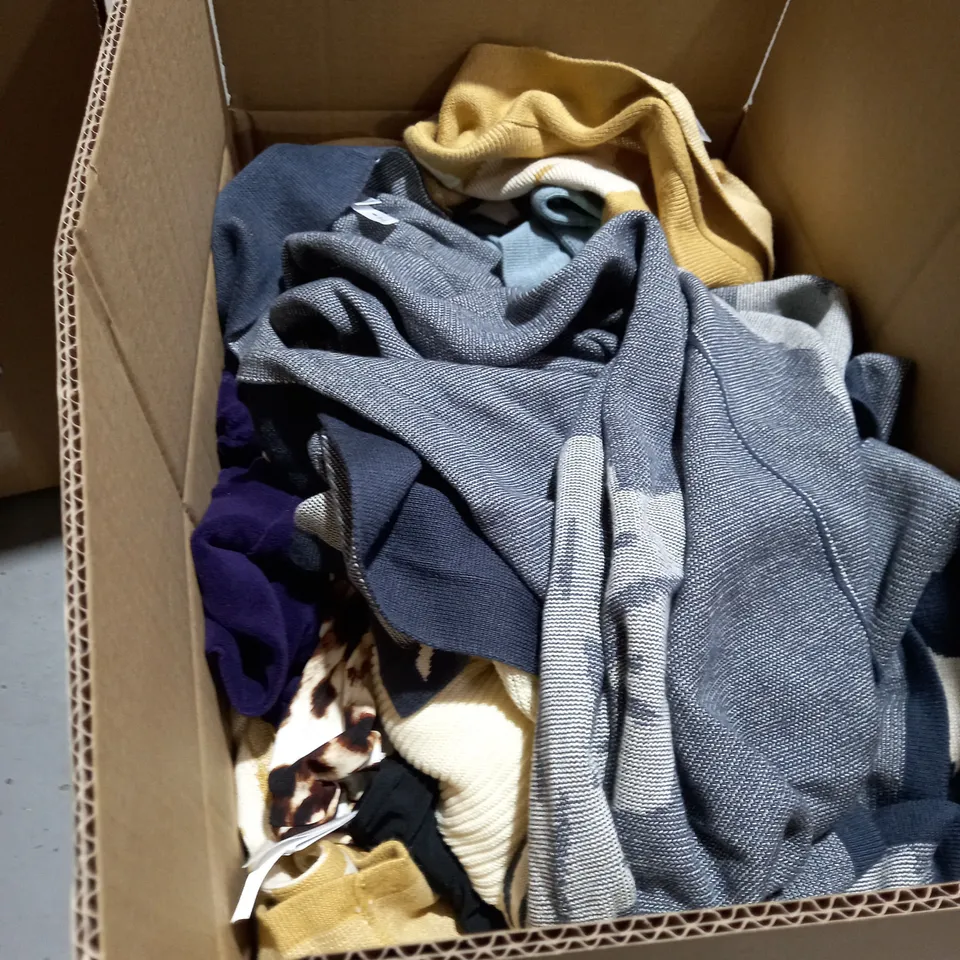 BOX OF APPROXIMATELY 15 ASSORTED CLOTHING ITEMS TO INCLUDE JUMPERS, TOPS, DRESSES ETC