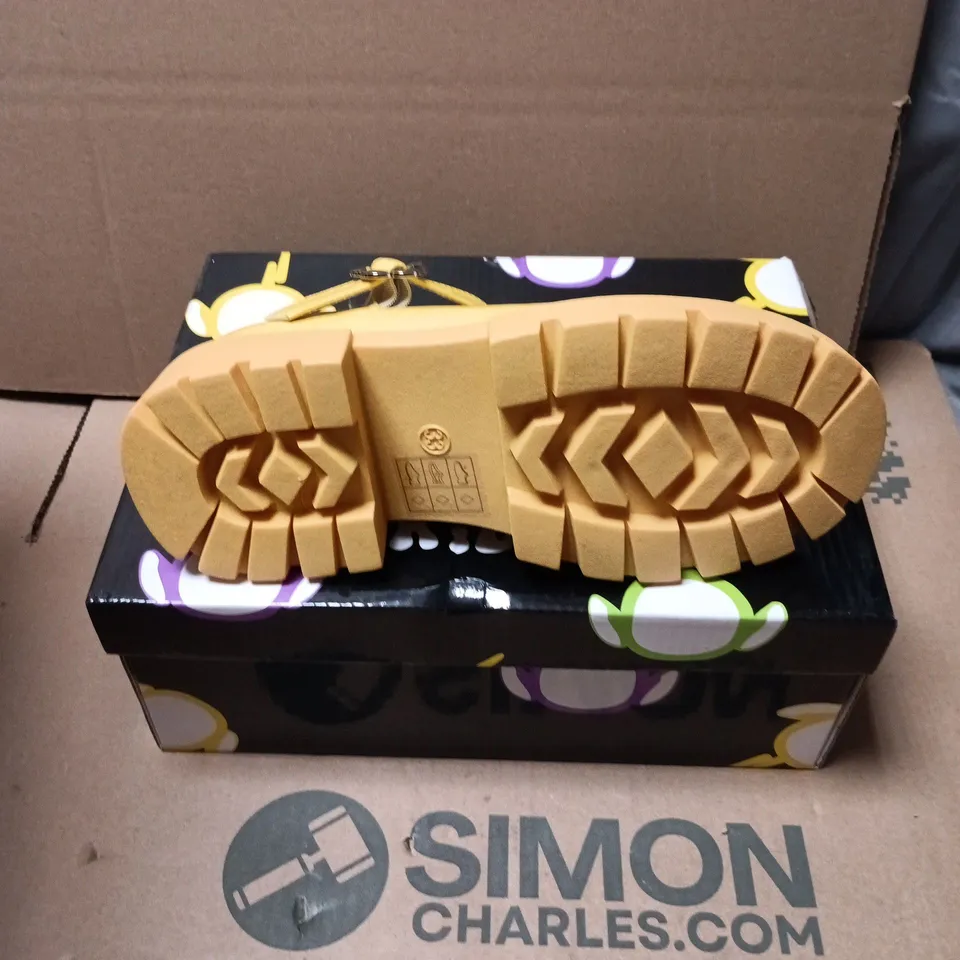 BOXED PAIR OF KOI KIDS LA LA TELETUBBIES KIDZ MARY JANES - UK KIDS SIZE 1