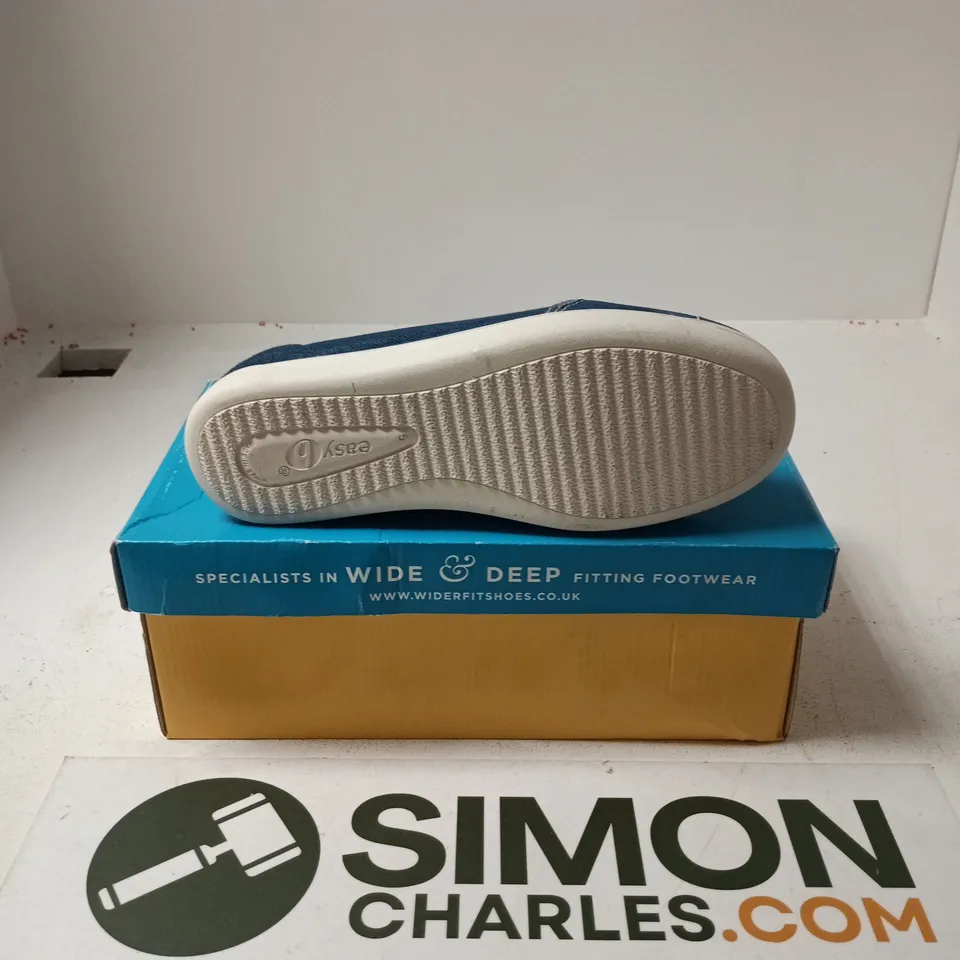BOXED PAIR OF DBSHOES COUP SHOES IN NAVY - SIZE 5