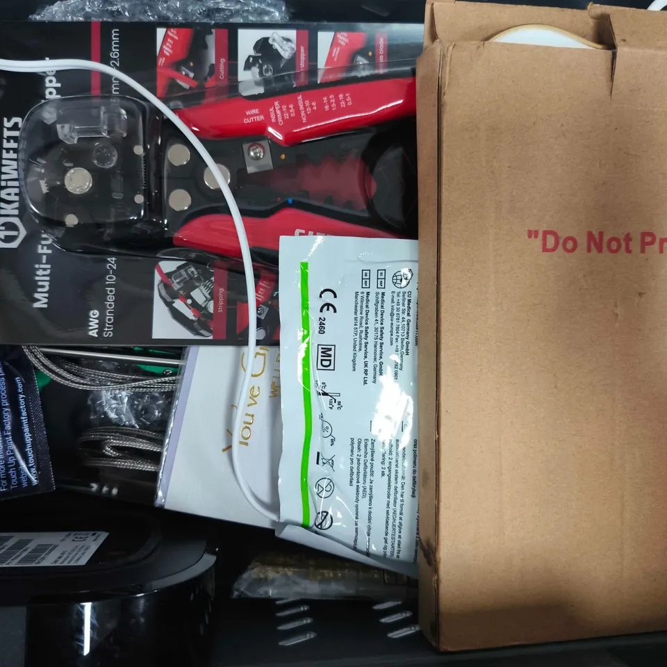 APPROXIMATELY 10 ASSORTED HOUSEHOLD ITEMS TO INCLUDE DIGITAL DISPLAY FAN, ETC - COLLECTION ONLY