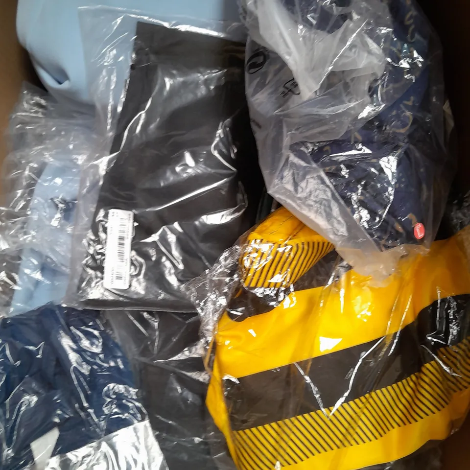 APPROXIMATELY 20 ASSORTED CLOTHING ITEMS IN VARIOUS SIZES AND STYLES TO INCLUDE - SOCKS, PYJAMAS, DRESSES, ETC