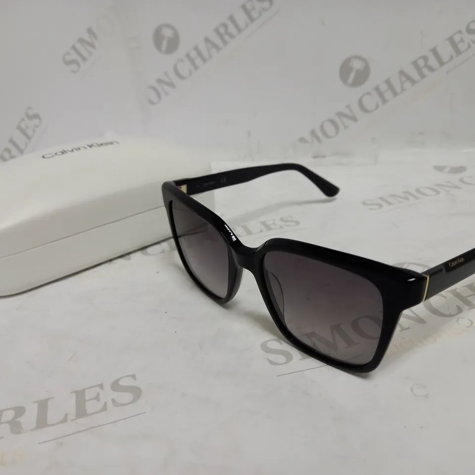 CALVIN KLEIN RECTANGLE SUNGLASSES - BLACK RRP £125