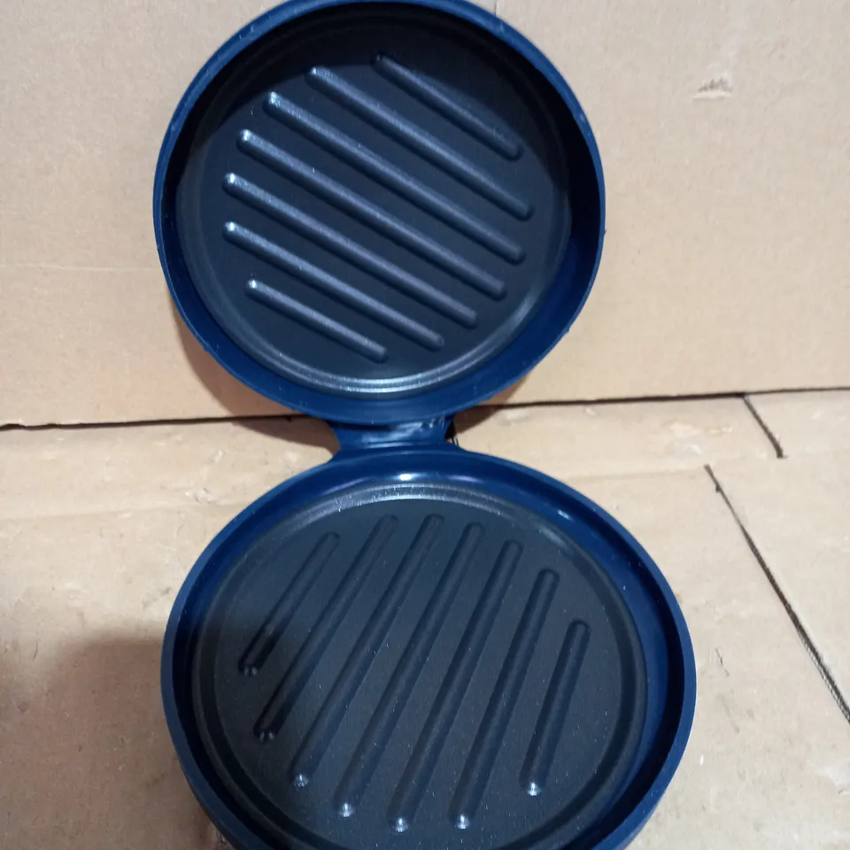 COOK'S ESSENTIALS MICROWAVE GRILL PAN WITH SILICONE COVER - BLUE