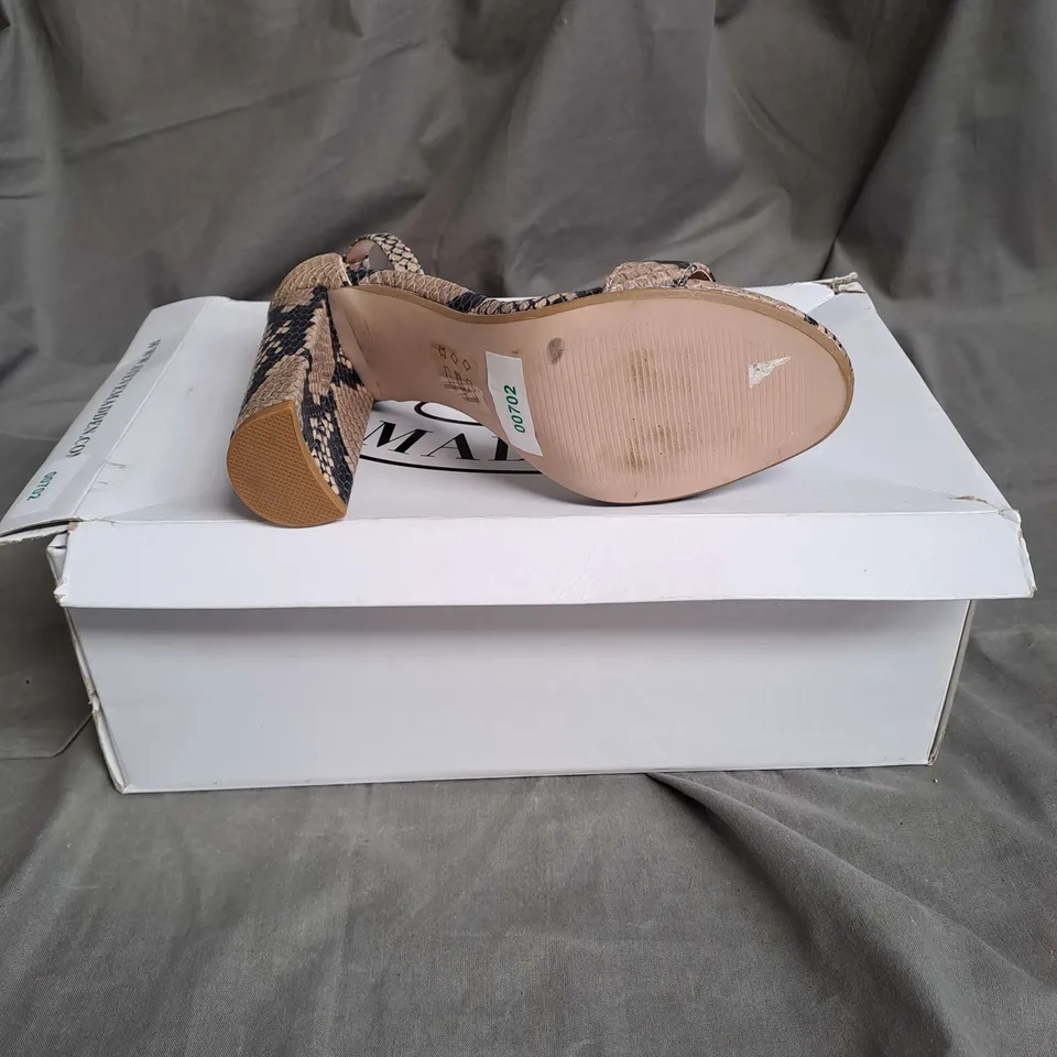 BOXED PAIR OF STEVE MADDEN OPEN TOE HEELS IN TAN SNAKE SIZE 3