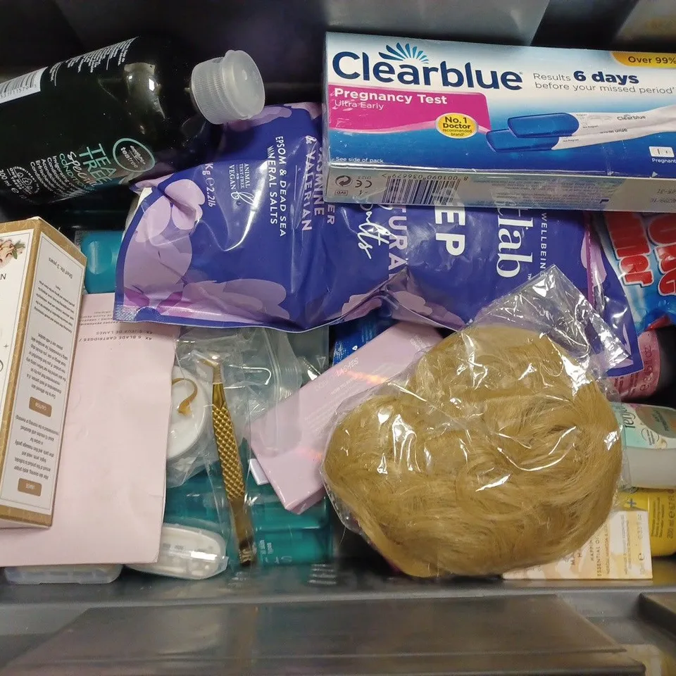BOX OF APPROX 20 ASSORTED HEALTH AND BEAUTY ITEMS TO INCLUDE - BLEACH ROSE SHAMPOO - TEATREE CONDITIONER - TESCO ESSENTIALS SHOWER GEL ECT 
