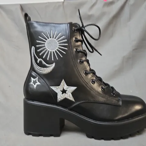 BOXED PAIR OF KOI ASTRO SILVER STAR & MOON CHUNKY ANKLE BOOTS IN BLACK SIZE 8